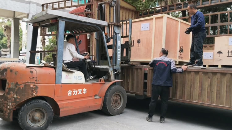 鋁箔分切機裝車發(fā)貨