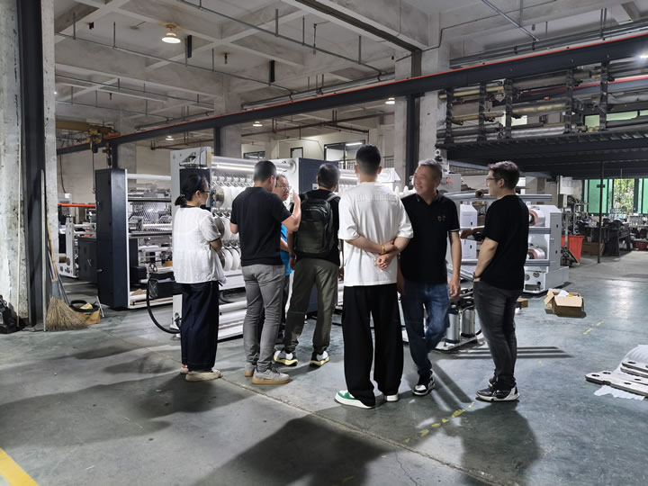 印泥客戶來廠看拉線設備